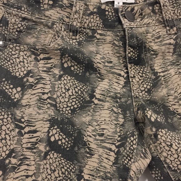 CAbi. Jean size 2 women’s and juniors. COOL ITEM!! - Picture 3 of 3